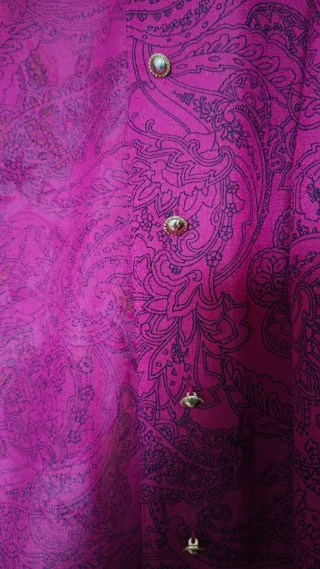 Camisa vintage magenta con estampado paisley