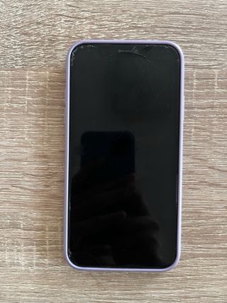 iPhone 11 con pantalla agrietada