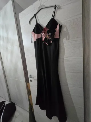 Abito da sera nero e rosa con fiore