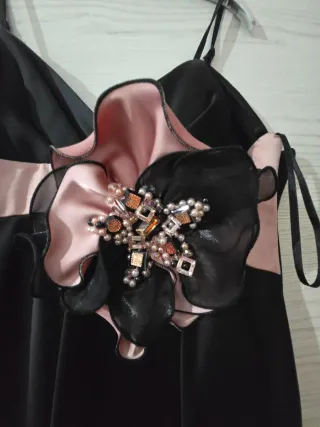 Abito da sera nero e rosa con fiore