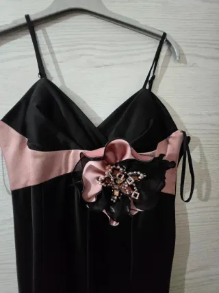 Abito da sera nero e rosa con fiore