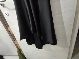 Abito da sera nero e rosa con fiore