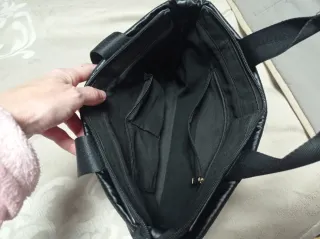 Bolso  negro acolchado.