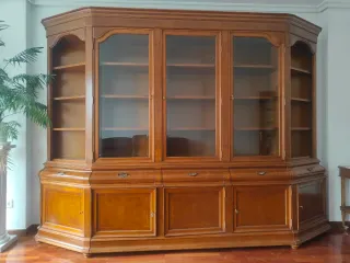 Mueble de salón de madera con vitrina