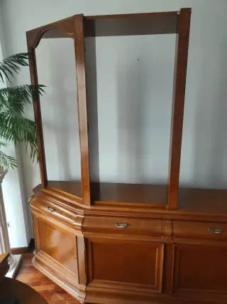 Mueble de salón de madera con vitrina