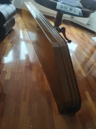 Mueble de salón de madera con vitrina