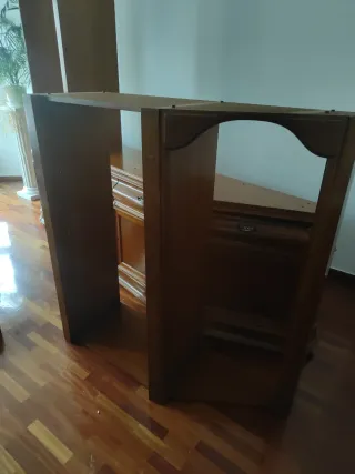 Mueble de salón de madera con vitrina