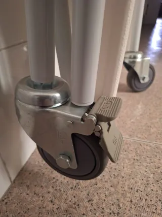 Silla geriátrica para baño con ruedas plegable.