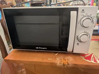 Microondas orbegozo blanco con mandos giratorios