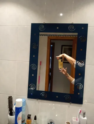 Espejo de baño azul con diseño