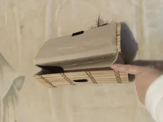 Bolso de mano de bambú con flores