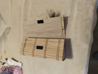 Bolso de mano de bambú con flores