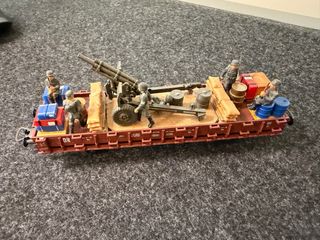 Vagón militar con artillería y figuras