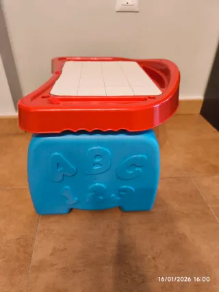 Mesa de pintar infantil roja y azul