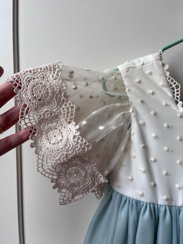 Vestido de ceremonia azul turquesa y blanco.