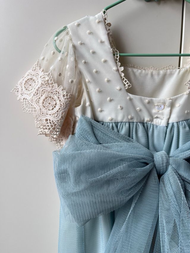 Vestido de ceremonia azul turquesa y blanco.