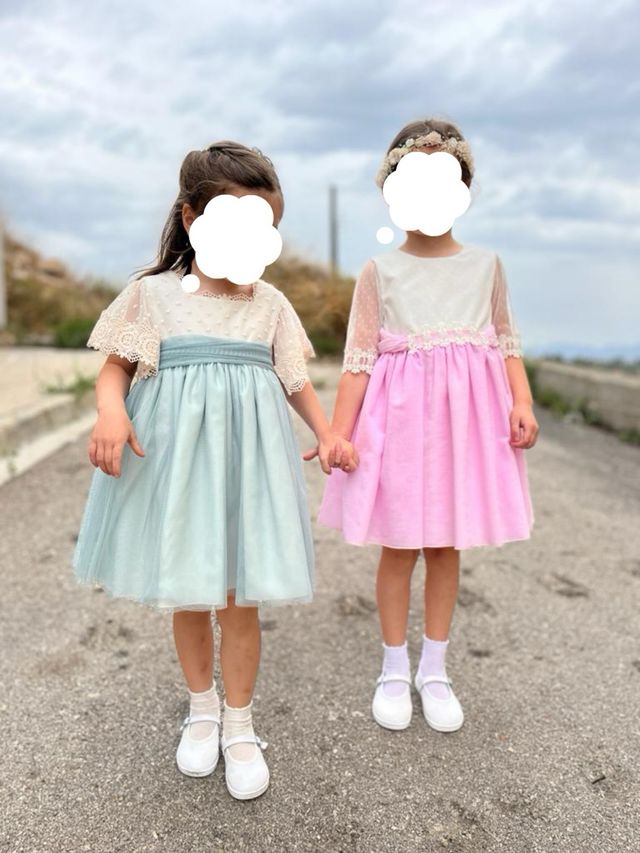 Vestido de ceremonia azul turquesa y blanco.