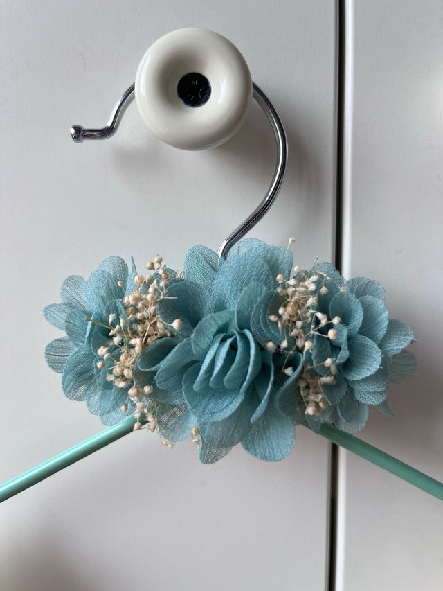 Vestido de ceremonia azul turquesa y blanco.