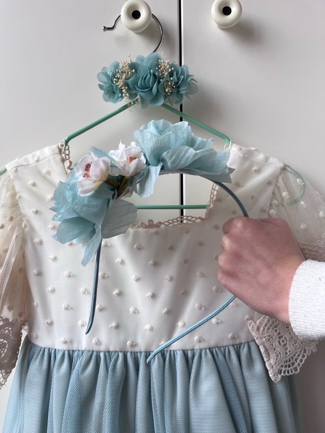 Vestido de ceremonia azul turquesa y blanco.