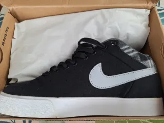 Zapatillas Nike Negras y cuadrados grises