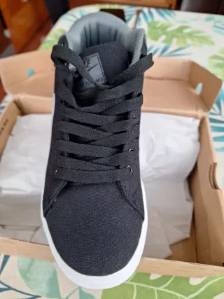 Zapatillas Nike Negras y cuadrados grises