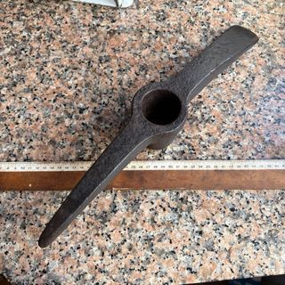 Pico de metal antiguo fragua