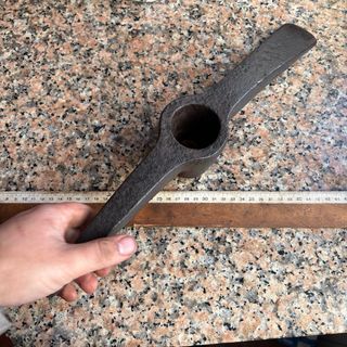 Pico de metal antiguo fragua