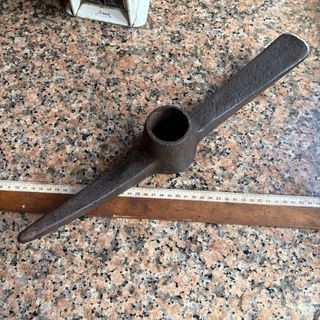 Pico de metal antiguo fragua