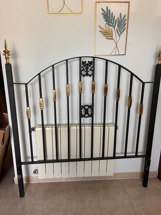 Cabecero de hierro fundido negro y dorado