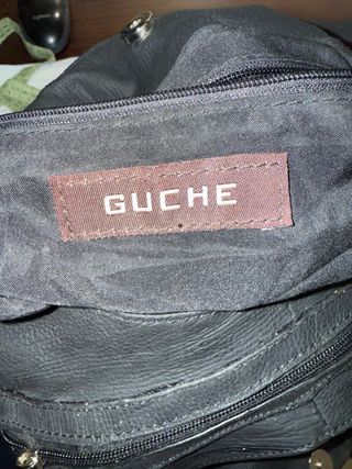 Bolso SUGHE negro con diseño de escamas