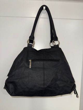 Bolso SUGHE negro con diseño de escamas