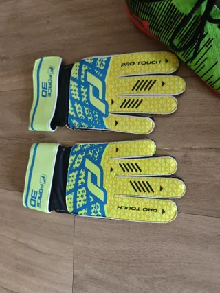 Zapatillas fútbol y guantes portero