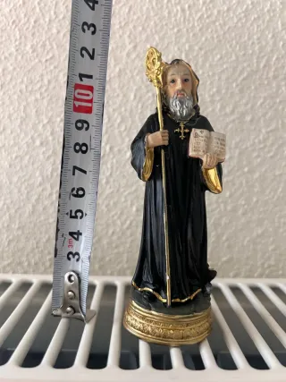 Figura San Benito Negra y Dorada