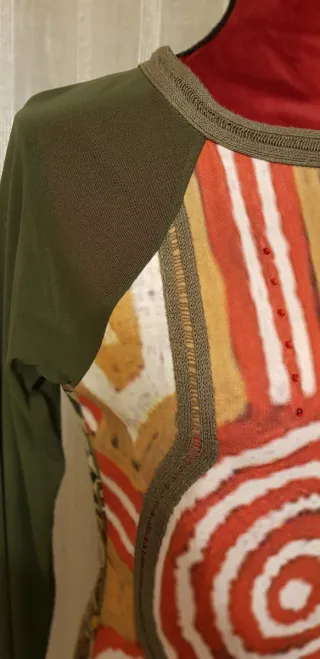 Camiseta kaki y multicolor