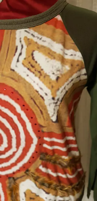 Camiseta kaki y multicolor