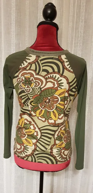 Camiseta kaki y multicolor