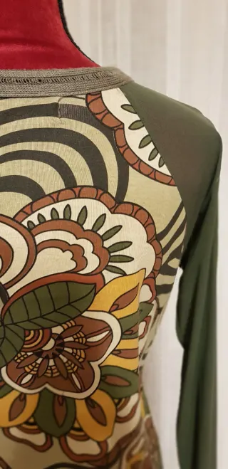 Camiseta kaki y multicolor