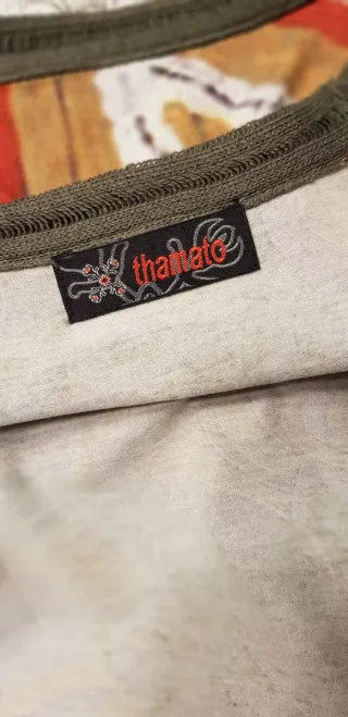 Camiseta kaki y multicolor