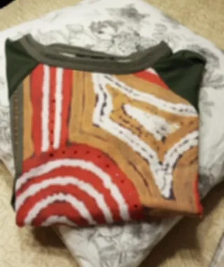 Camiseta kaki y multicolor