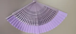 Abanico morado plegable