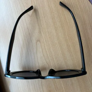 Gafas de sol negras nuevas con funda.