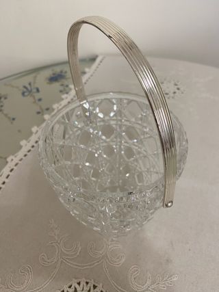 Cubitera vintage de vidrio tallado, asa metálica