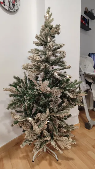 Árbol de Navidad con nieve artificial
