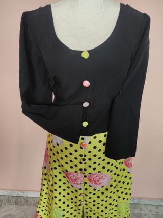 Bata flamenca con lunares y volantes