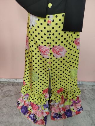 Bata flamenca con lunares y volantes