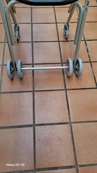Andador con asiento y ruedas