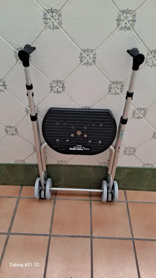 Andador con asiento y ruedas