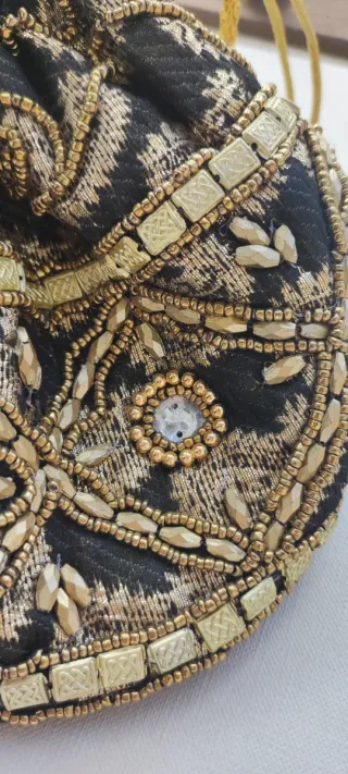 Bolso saco joya bordado negro y dorado