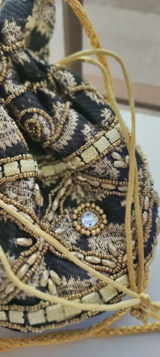 Bolso saco joya bordado negro y dorado