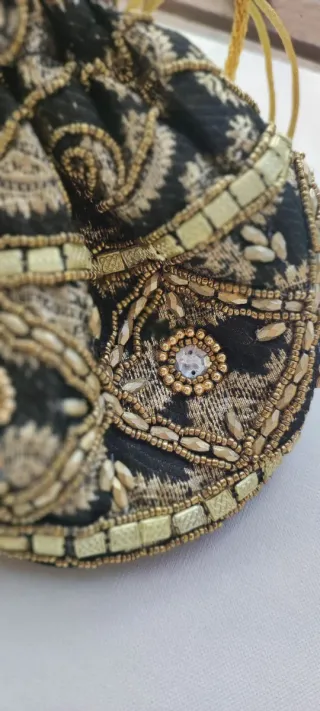 Bolso saco joya bordado negro y dorado
